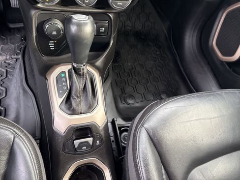 Used 2016 Jeep Renegade Limited image 9