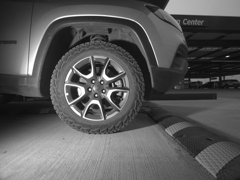 Used 2025 Jeep Compass Trailhawk AWD/4WD image 13