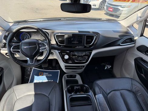 Used 2020 Chrysler Pacifica Touring-L FWD image 11