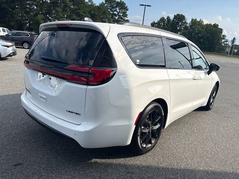 Used 2026 Chrysler Pacifica Limited w/ S Appearance Package FWD image 10