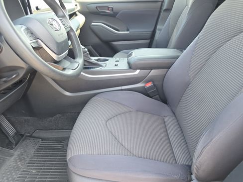 Used 2023 Toyota Highlander L FWD image 9