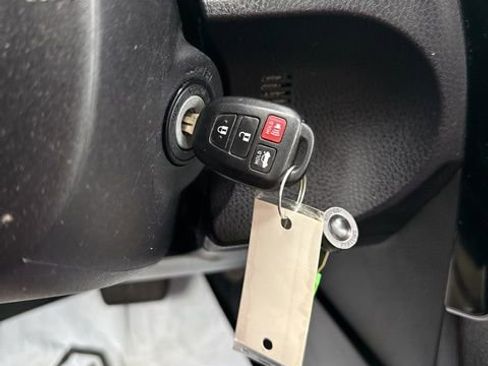 Used 2017 Toyota Corolla LE image 30