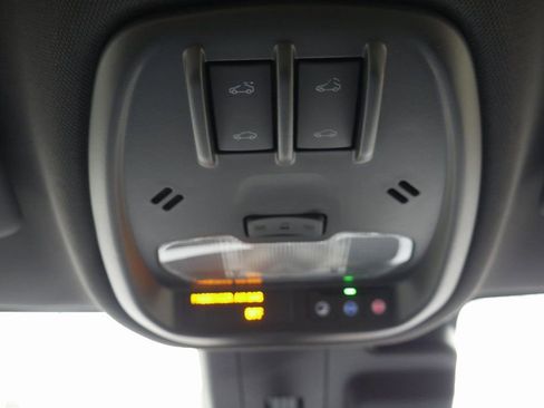 Used 2025 Chevrolet Trax RS w/ Sunroof Package image 21