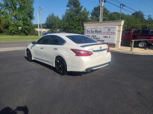 Used 2017 Nissan Altima 2.5 SR w/ Midnight Edition Package FWD image 5