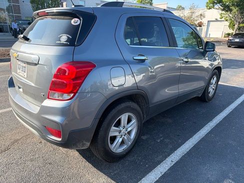 Used 2019 Chevrolet Trax LT w/ LT Convenience Package FWD image 3
