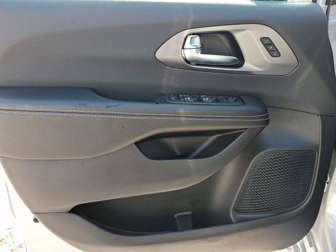 New 2026 Chrysler Pacifica Select AWD/4WD image 9