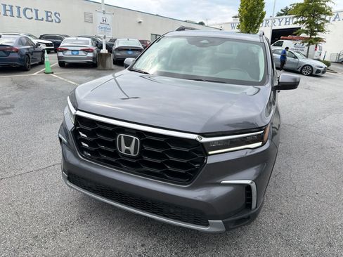 Certified 2025 Honda Pilot Touring image 4
