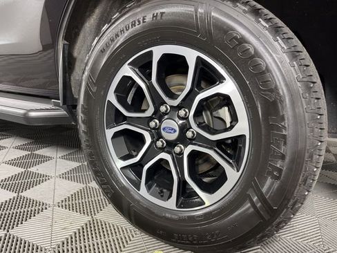 Used 2024 Ford Expedition XLT image 13