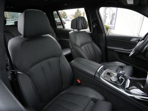 Used 2022 BMW X7 M50i w/ Dynamic Handling Package image 25