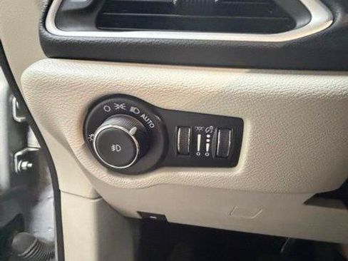 Certified 2024 Chrysler Pacifica Touring-L FWD image 19