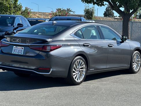 Used 2022 Lexus ES 300h w/ Accessory Package 2 FWD image 4