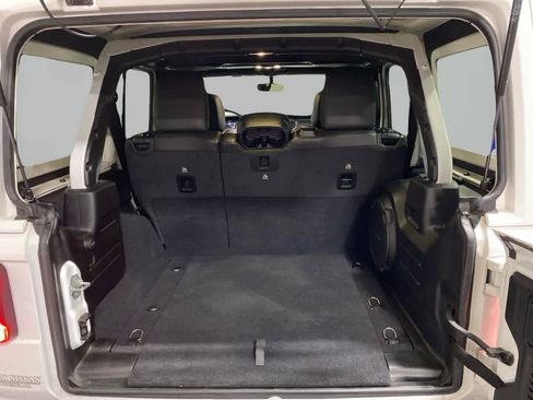 Used 2020 Jeep Wrangler Unlimited Sahara image 25