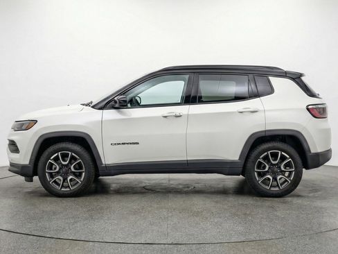 Used 2025 Jeep Compass Trailhawk image 5