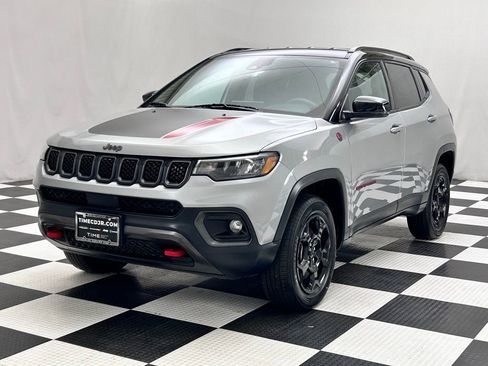 Used 2023 Jeep Compass Trailhawk image 4