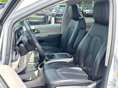 Used 2023 Chrysler Pacifica Touring-L FWD image 17
