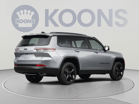 Used 2023 Jeep Grand Cherokee Altitude AWD/4WD image 4