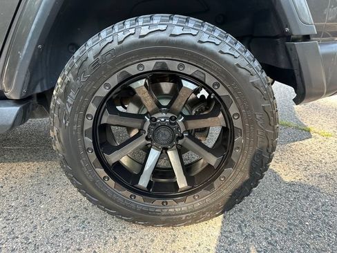 Used 2018 Jeep Wrangler Unlimited Sahara AWD/4WD image 15