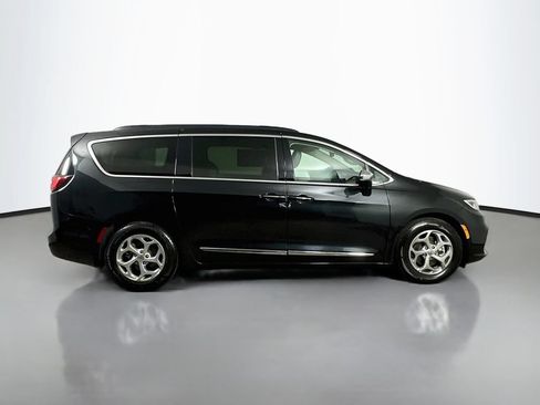 Used 2023 Chrysler Pacifica Limited FWD image 7