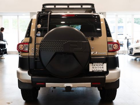 Used 2014 Toyota FJ Cruiser 4WD w/ Upgrade Package image 5