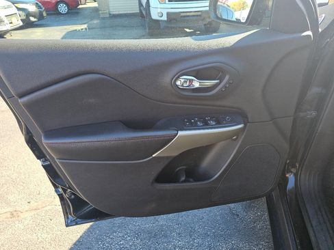 Used 2017 Jeep Cherokee Trailhawk image 11