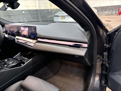 Used 2024 BMW 540i xDrive w/ M Sport Package AWD/4WD image 18