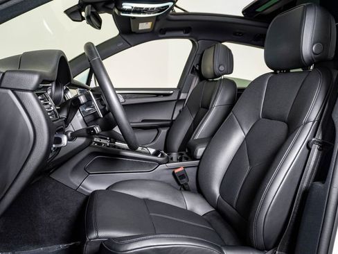 Certified 2026 Porsche Macan AWD/4WD image 5