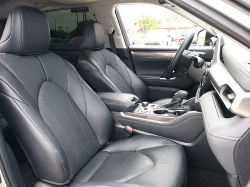 Used 2024 Toyota Highlander Limited AWD/4WD image 32