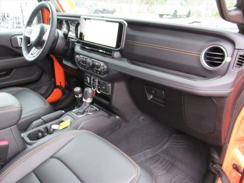 Used 2025 Jeep Wrangler Sahara image 11