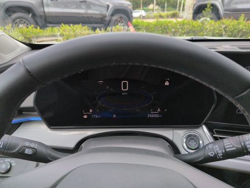 Used 2024 Chevrolet Trax LT w/ Driver Confidence Package FWD image 26