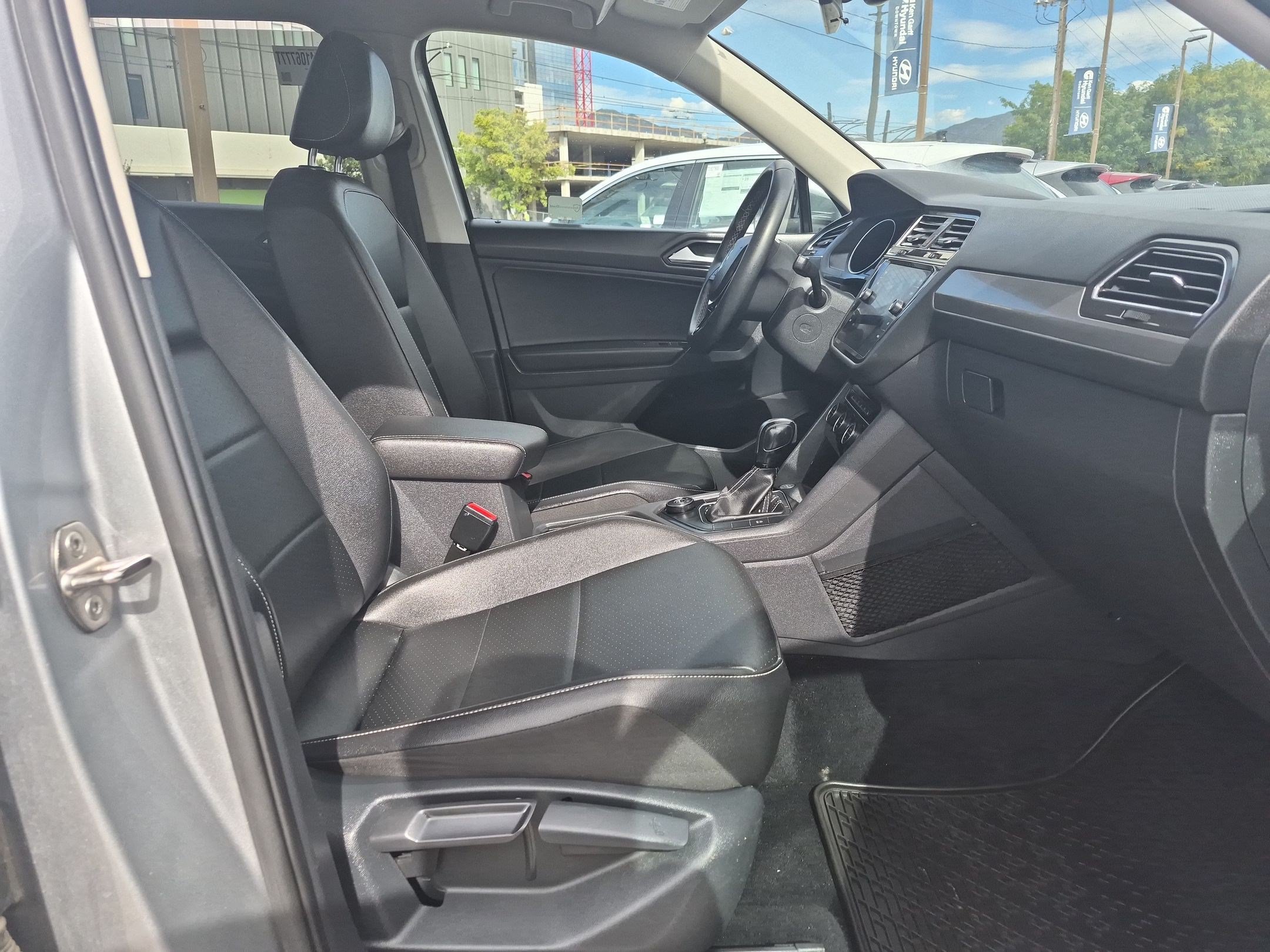 Used 2021 Volkswagen Tiguan SE AWD/4WD image 28