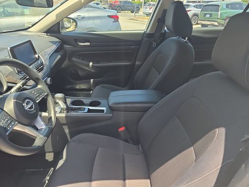 Used 2025 Nissan Altima 2.5 SV FWD image 9