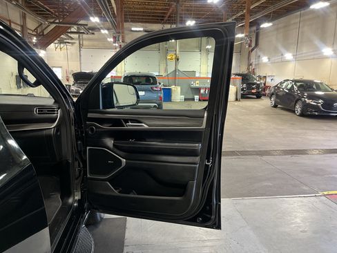 Used 2023 Jeep Wagoneer L Series II AWD/4WD image 22