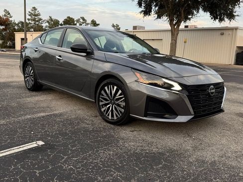 Used 2024 Nissan Altima 2.5 SV image 11