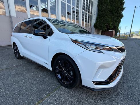 Used 2021 Toyota Sienna XSE w/ XSE Plus Package FWD image 55