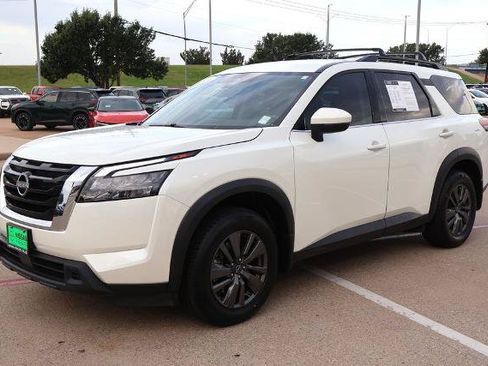 Certified 2024 Nissan Pathfinder SV FWD image 3