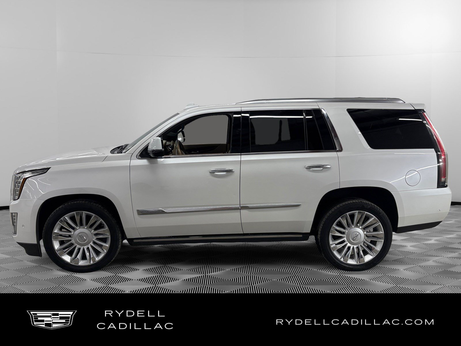 Used 2018 Cadillac Escalade Platinum AWD/4WD image 2