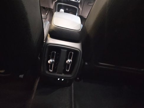 Certified 2025 Volvo XC40 B5 Ultra AWD/4WD image 14