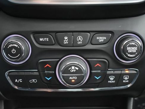 Used 2019 Jeep Cherokee Limited w/ Luxury Group image 32