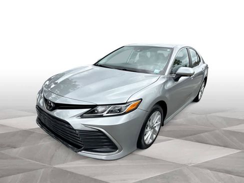 Used 2023 Toyota Camry LE w/ Convenience Package FWD image 4