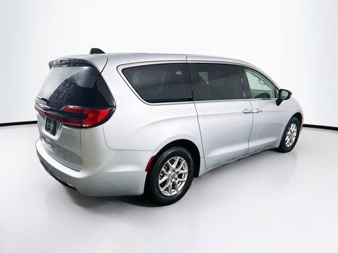 Used 2024 Chrysler Pacifica Touring-L image 9