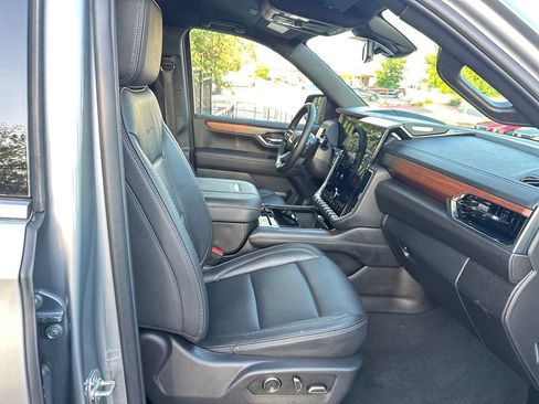 Used 2025 GMC Yukon XL Denali AWD/4WD image 33