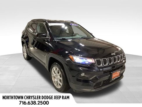 Used 2023 Jeep Compass Latitude AWD/4WD image 2