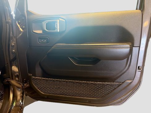 Used 2025 Jeep Wrangler Unlimited Sahara AWD/4WD image 32