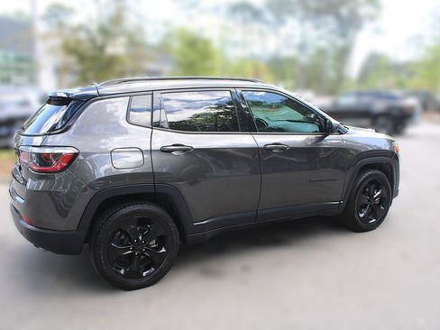 Used 2018 Jeep Compass Latitude FWD image 12