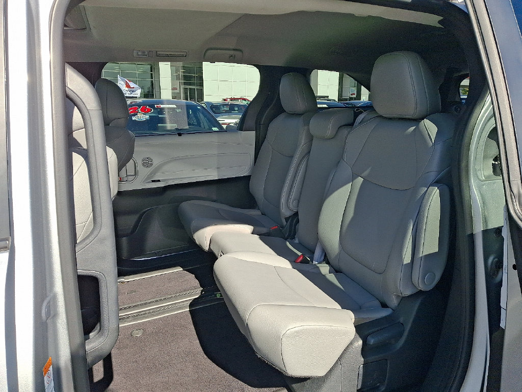 Certified 2025 Toyota Sienna XLE FWD image 10