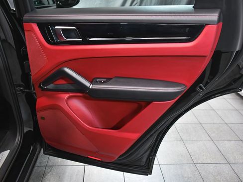 Used 2021 Porsche Cayenne image 15