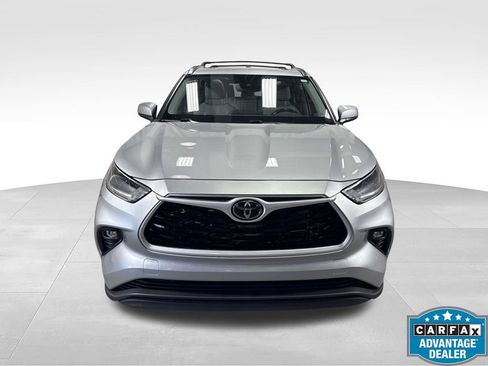 Used 2021 Toyota Highlander XLE AWD/4WD image 2