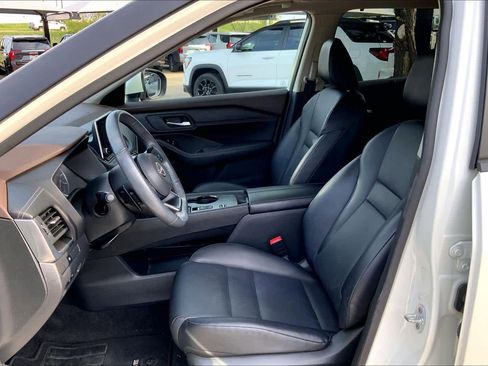 Used 2023 Nissan Rogue SV w/ SV Premium B Package image 8