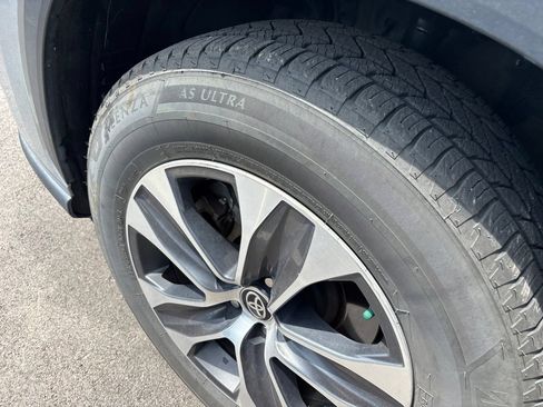 Used 2020 Toyota Highlander XLE AWD/4WD image 11