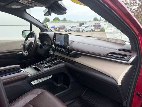 Used 2022 Toyota Sienna Platinum AWD/4WD image 25